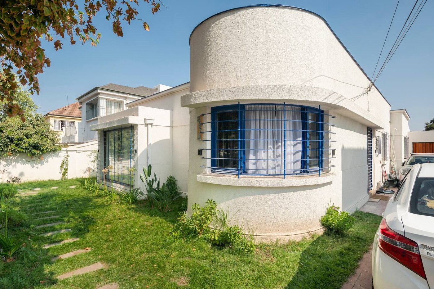 Antejardín del hostal