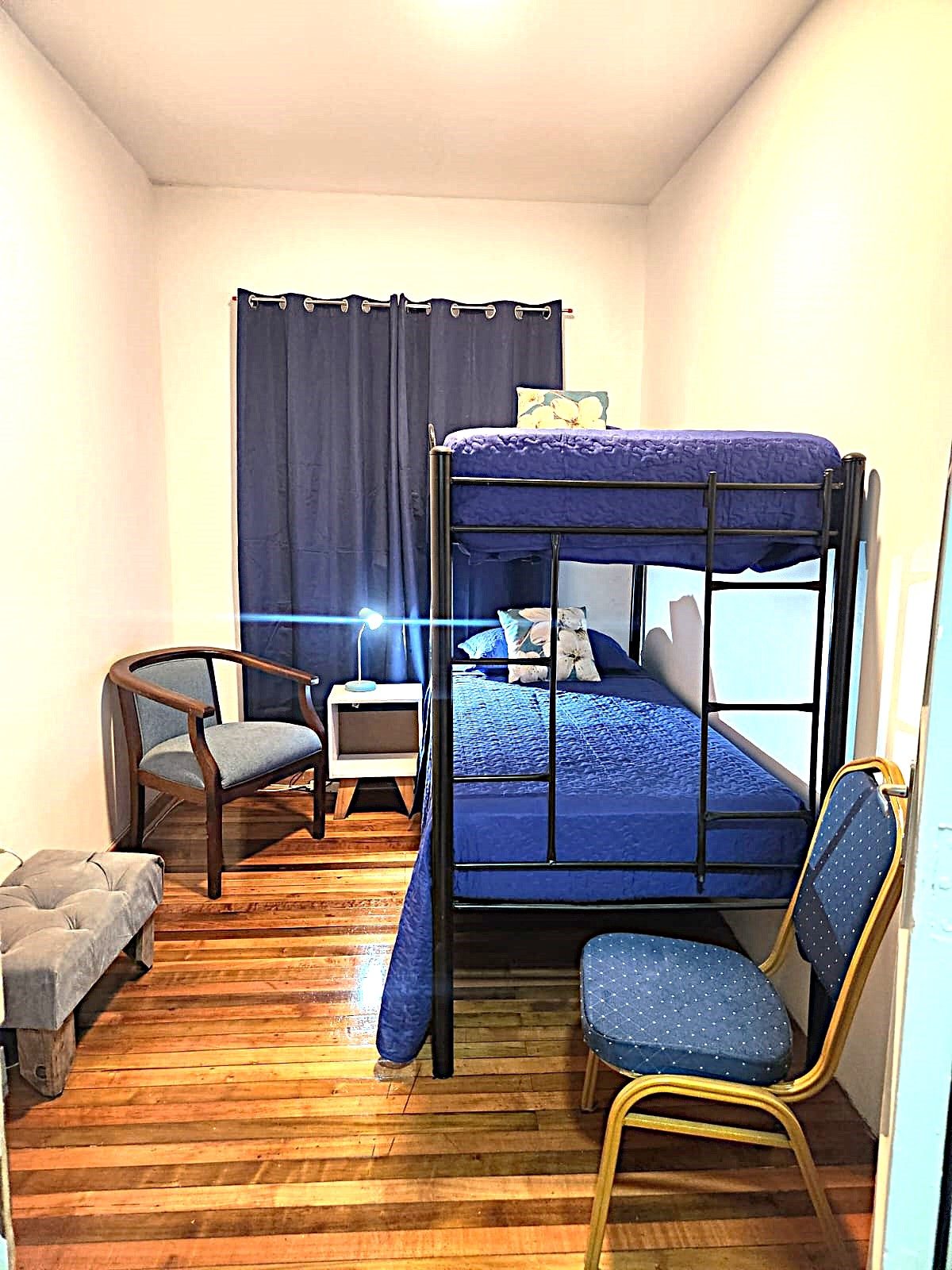 Habitación Camarote - vista general con sillón y mesa de noche