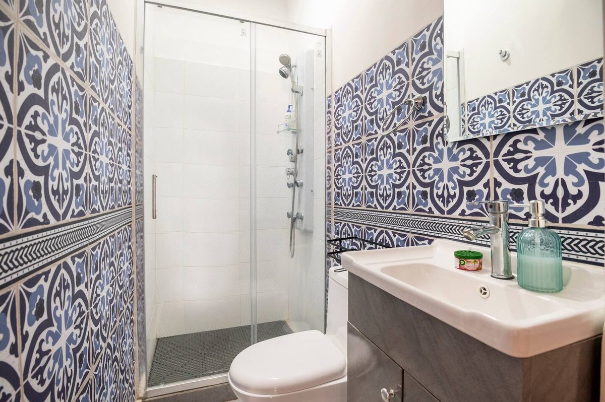 Baño compartido con mosaico azul mediterráneo