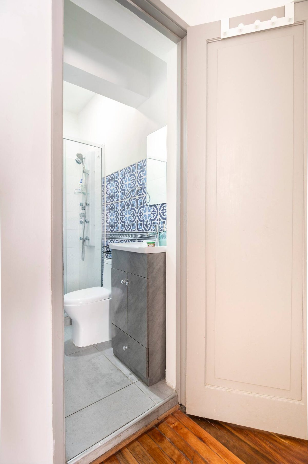 Baño - ducha con mampara y mosaico azul
