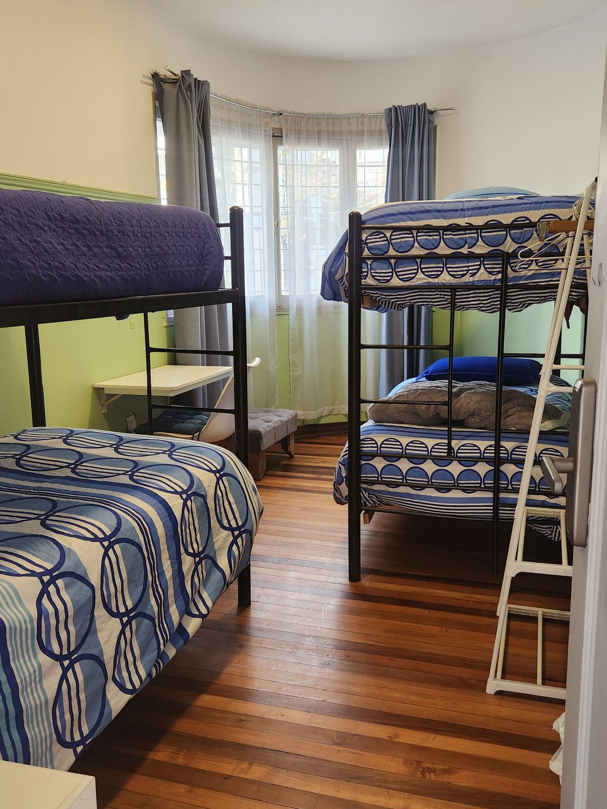 Habitación Estándar - ángulo desde el ventanal en arco