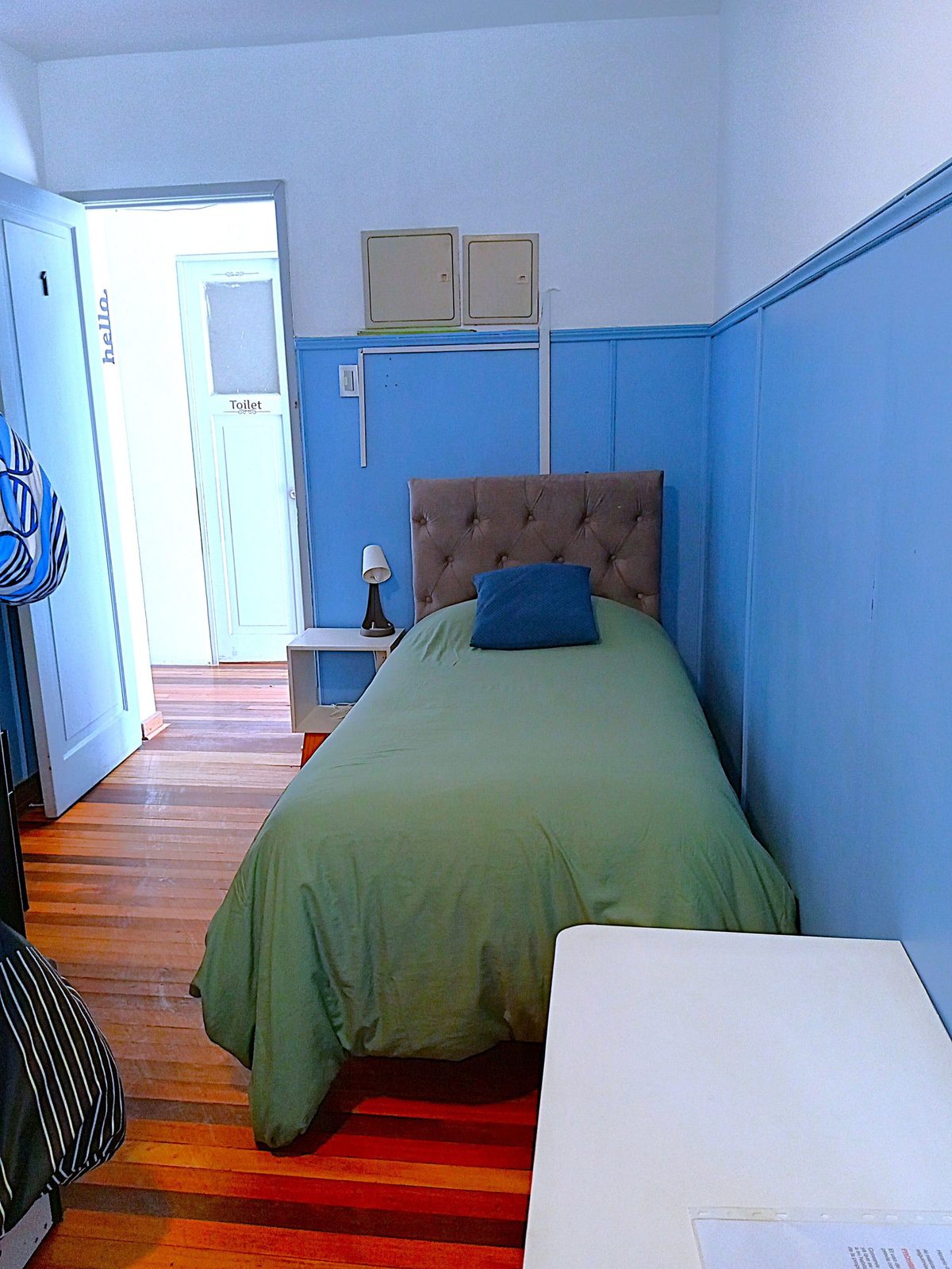 Habitación Estándar - vista con cama individual y respaldo