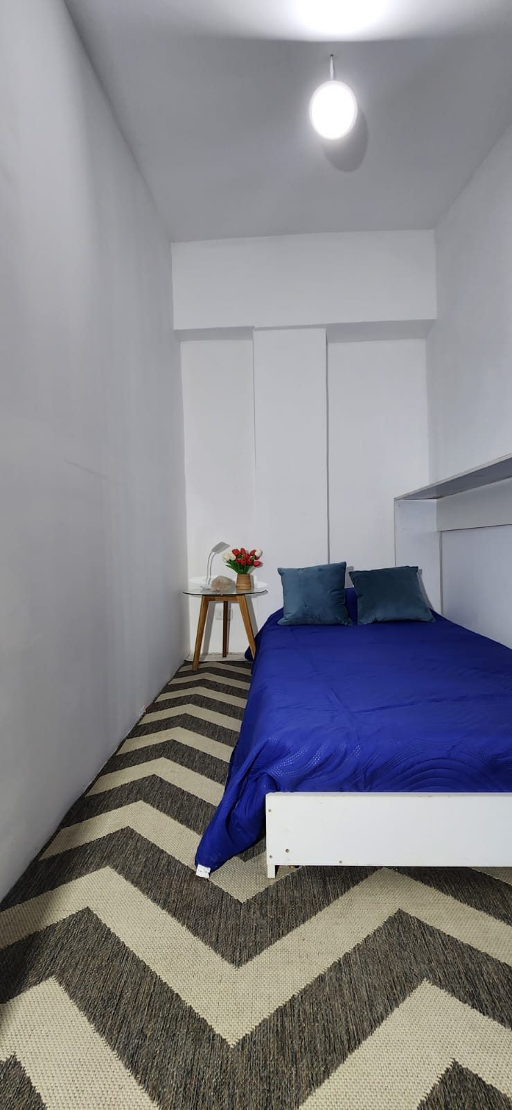 Habitación Individual Económica - mesa de velador